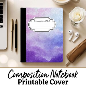 Può includere: Quaderno di composizione con un design ad acquerello nei toni del viola, blu e rosa. La copertina presenta un'etichetta con la scritta "Composition Book". È visibile un dorso nero. Le parole "Composition Notebook Printable Cover" sono in basso.