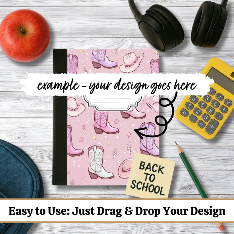 Pu&ograve; includere: Un quaderno rosa con un motivo di stivali e cappelli da cowboy. Il quaderno ha un dorso nero e il testo "example - your design goes here". Un post-it giallo dice "BACK TO SCHOOL". Sono visibili anche una mela, una calcolatrice e delle cuffie.
