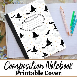 Peut inclure: Un cahier de composition avec une couverture blanche ornée d'un motif de fantômes de dessins animés portant des chapeaux de sorcière, des chauves-souris et des étoiles dorées. Le cahier a une tranche noire et les mots "Composition Book" imprimés sur la couverture.