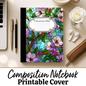 Può includere: Quaderno di composizione con copertina a motivi floreali. La copertina presenta un'illustrazione in stile vetrata di fiori rosa e viola su sfondo turchese. Le parole "Composition Book" sono in un'etichetta bianca. Il testo "Composition Notebook Printable Cover" è in basso.