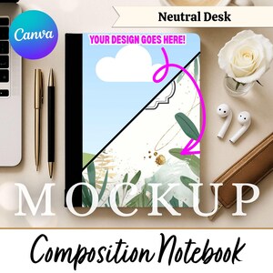 Op de afbeelding: Mockup van een compositie-notitieboek met een ontwerp met een blauwe lucht, wolk en botanische elementen. Het notitieboek ligt op een neutraal bureau met een laptop, pennen en accessoires. Tekst bevat "Your Design Goes Here!" en "Mockup".