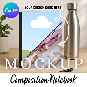 Op de afbeelding: Een mockup van een compositie-notitieboek met een ontwerp met een wolk en een roze en gouden agaatpatroon. Het notitieboek staat naast een zilveren waterfles en een zwarte pen. De teksten "MOCKUP" en "Composition Notebook" zijn zichtbaar.