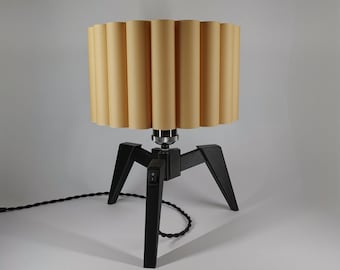 Stativ-Tischlampe | Moderne Lampe aus Holz | Geometrische Lampe | Lampenschirmleuchte aus Holz | Nachttischlampe aus Holz | Industrielle Tischlampe | Warmlichtlampe