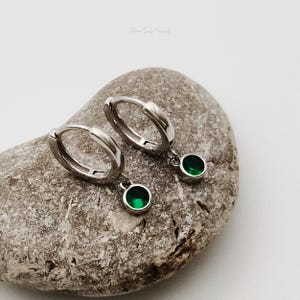 Petite créole vert émeraude en cz vert émeraude en argent sterling, créoles en cz verte, créoles simples minimalistes