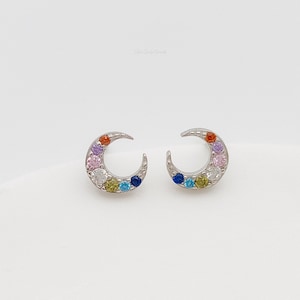 Pendientes de luna diminuta con cristales de circonita cúbica de colores del arcoíris en plata de ley