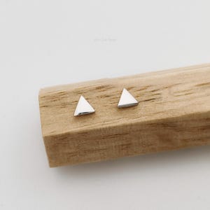 Winzige Sterling Silber Dreieck Ohrstecker: Minimalistischer geometrischer Schmuck