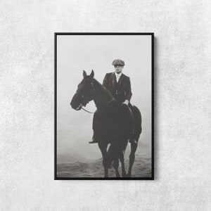 Stampa su tela di Thomas Shelby con cavallo, poster di Tommy Shelby per la caverna dell'uomo, regalo per gli amanti di Peaky Blinders, arte murale di Thomas Shelby per la stanza dell'uomo