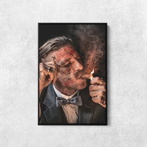 Op de afbeelding: Ingelijst portret van een man met gezichtstattoo's, gekleed in een pak en een vlinderdas, die een sigaar aansteekt. De afbeelding heeft een donkere, sombere esthetiek met rook en een zwart frame. De tatoeages bevatten zinnen als "DON'T MAKE THY ENEMY A FRIEND".