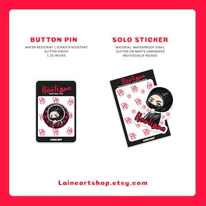 Peut inclure: Un bouton de broche et un autocollant avec un personnage de dessin animé portant un couvre-chef noir de style ninja. Le bouton de broche mesure 3,18 cm. Le mot "Hooligan" est écrit sur les deux articles, ainsi que le texte "HA". L'URL Etsy de la boutique est également visible.