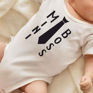 Baby romper mini baas, babykleding png, baas baby png idee, mini baas romper, grappige baby romper, schattige baby romper, kleine baas SVG