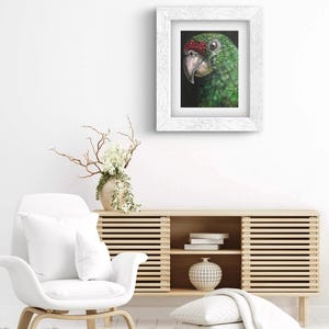 Stampa artistica 30x40 cm di pappagallo–Colori rosso e verde vivaci–Disegno originale a mano–Arte tropicale–Arredo parete esotico–uccello