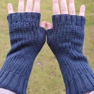 Puede incluir: Una taza de cerámica blanca con un asa negra y el texto "But First, Coffee" en negrita negra. La taza se encuentra sobre un fondo neutro, resaltando su diseño sencillo.