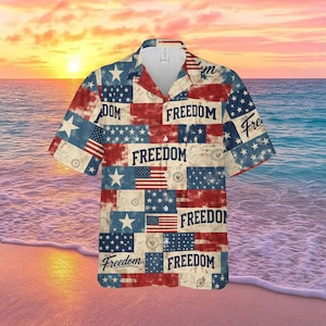 Puede incluir: Camisa de manga corta con un diseño patriótico. La camisa presenta un patrón de retazos de la bandera estadounidense, estrellas y la palabra "FREEDOM" en una fuente vintage. La camisa es en tonos de rojo, blanco y azul.