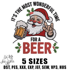 Könnte beinhalten: Gesticktes Design mit Weihnachtsmann, der einen Bierkrug hält und eine Handgeste macht. Der Text lautet "IT'S THE MOST WONDERFUL TIME FOR A BEER". Enthält den Text "5 GRÖSSEN" und Dateiformate.
