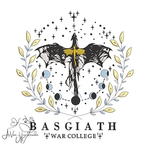 Può includere: Drago nero e giallo con una ghirlanda di foglie intorno. Il drago è circondato da stelle e lune crescenti. Il testo "ASGIATH" e "WAR COLLEGE" è sotto il drago.