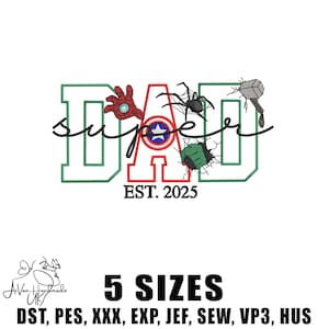 Könnte beinhalten: Ein Stickdesign mit dem Schriftzug "SUPER DAD EST. 2025" in Grün und Rot, mit Superhelden-Elementen wie einer Hand, einem Schild, einer Spinne und einem Hammer. Auf weißem Hintergrund.