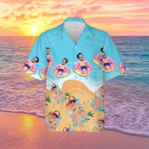 Könnte beinhalten: Ein kurzärmeliges Hemd mit Strandmotiv. Das hellblaue Hemd zeigt Illustrationen von Personen in aufblasbaren Ringen im Meer und Personen, die am Strand sonnenbaden. Es hat einen klassischen Kragen. Das Hemd hat ein Sommerferien-Thema.