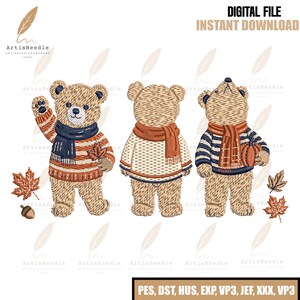 Könnte beinhalten: Drei gestickte Teddybären in herbstlicher Kleidung. Der erste Bär winkt und trägt einen gestreiften Pullover und einen marineblauen Schal. Der zweite Bär ist abgewandt und trägt einen cremefarbenen Pullover und einen orangefarbenen Schal. Der dritte Bär hält einen Kürbis, trägt einen gestreiften Pullover und einen orangefarbenen Schal, dazu verstreute Ahornblätter und eine Eichel.