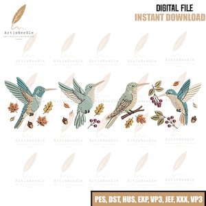 Könnte beinhalten: Eine digitale Stickdatei mit vier verschiedenen Kolibri-Motiven in Blaugrün, Blau und Beige, akzentuiert durch Herbstblätter, Eicheln und Beeren. Der Text lautet DIGITAL FILE INSTANT DOWNLOAD und listet die Formate PES, DST, HUS, EXP, VP3, JEF, XXX, VP3.