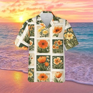 Puede incluir: Camisa de manga corta con diseño de sellos florales. La camisa presenta un collage de flores naranjas y amarillas sobre un fondo crema, sobre un borde verde. La camisa está ambientada en una escena de playa con una puesta de sol.