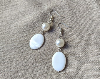 Earrings with white mother of pearl