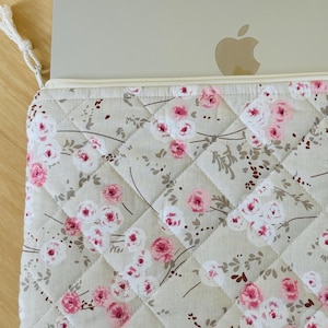 Blumen Laptoptasche – Handgemachte rosa Laptophülle, Geschenk für Frauen, passend für MacBook, Notebook - ipad Hülle, Geschenkidee für Damen