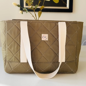 Stilvolle, wasserabweisende Kapitone-Tasche–Vielseitig für Alltag und besondere Anlässe. Perfekt als Geschenk zu Weihnachten oder Muttertag!
