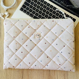 Custodia per laptop fatta a mano con motivo a cuore – Borsa capitonné beige con dettagli colorati – Regalo per donna, morbida ed elegante