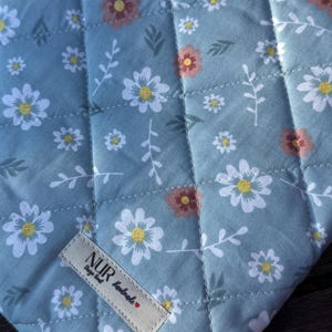 Élégante pochette bleue pour ordinateur portable - Chic Daisy Design, pochette MacBook Air/Pro doublée de coton, cadeau élégant pour elle