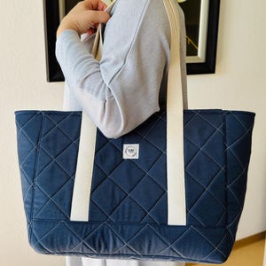 Handgemachte stilvolle wasserabweisende Kapitonetasche in Dunkelblau – Geschenk für Frauen – vielseitig & elegant