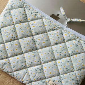 Housse rembourrée pour ordinateur portable à motif floral – Étui fait main pour MacBook et iPad – Sur mesure – Cadeau pour femme – Accessoire de printemps