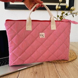 Housse pour ordinateur portable rayée rouge avec poignées – Faite à la main, rembourrée et élégante, idéale pour MacBook Pro/Air et comme cadeau pour elle