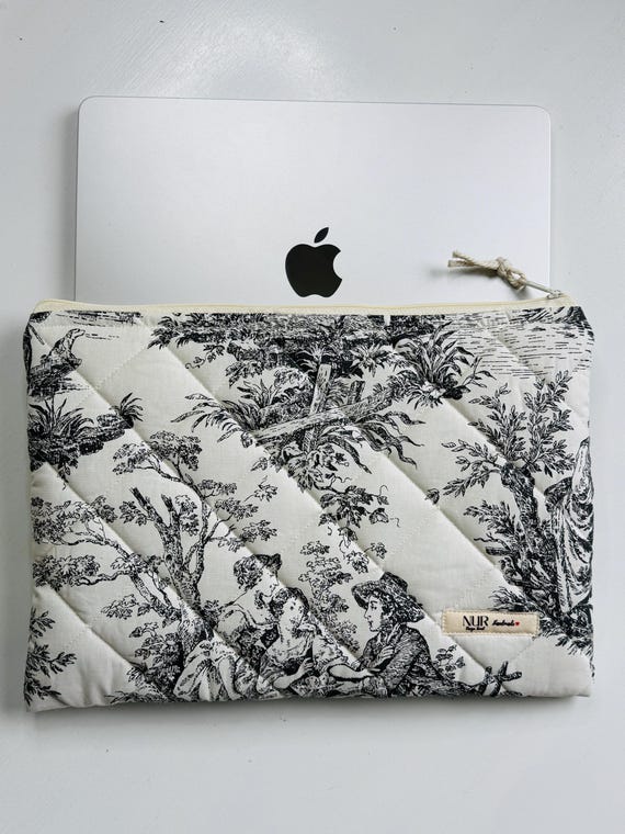 MacBook Hülle Schwarz – Gepolsterte Laptophülle 13 14 15 16 Zoll – Toile de Jouy Baumwolle – Handgemacht