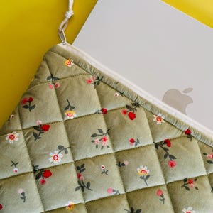 Handgefertigte, gesteppte Laptoptasche mit Blumenmuster – Schützt Ihr MacBook oder iPad stilvoll, perfekt für Arbeit und Reisen.