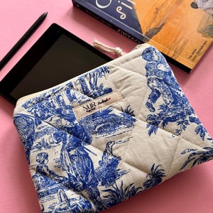 Étui Kindle Paperwhite – Bleu matelassé – Élégant étui pour liseuse – Cadeau pour les amoureux des livres – Étui Kindle personnalisé | Étui pour livre