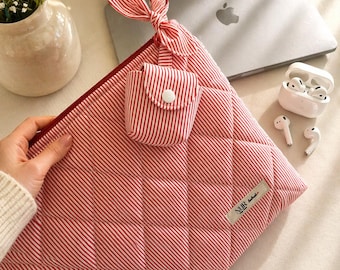 MacBook Hülle – Gepolsterte Laptop Sleeve – Rot Weiß Gestreift – Handgemacht – Geschenkidee