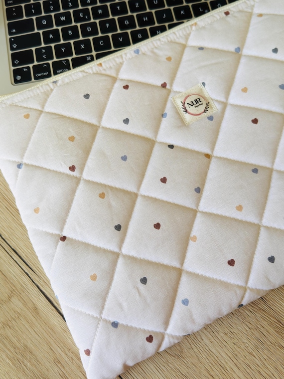 Beige Herz Laptophülle – Gepolstert & Handgemacht für MacBook und iPad