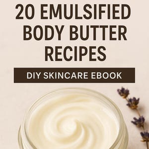Può includere: Un barattolo di burro per il corpo emulsionato cremoso, bianco sporco, con un motivo a spirale. Il testo "20 Ricette di Burro per il Corpo Emulsionato" e "DIY Skincare Ebook" sono visualizzati sopra il barattolo. Un rametto di lavanda è sullo sfondo.