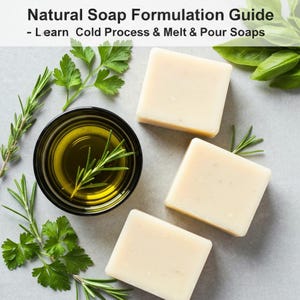 Könnte beinhalten: Bild eines Naturseifen-Formulierungsleitfadens. Das Bild zeigt drei quadratische Seifenstücke, eine kleine Schüssel Olivenöl mit Rosmarin und Petersilienzweige. Der Text oben lautet "Natural Soap Formulation Guide - Learn Cold Process & Melt & Pour Soaps."