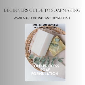 Puede incluir: Una guía digital titulada "Guía para principiantes de fabricación de jabón" con el texto "Disponible para descarga instantánea". La guía presenta una guía paso a paso de fabricación de jabón natural, con una formulación de jabón en frío. La imagen muestra dos barras de jabón en una cesta tejida.