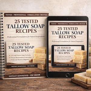 Puede incluir: Un libro con espiral y una tableta muestran el título "25 Recetas de Jabón de Sebo Probadas". El libro y la tableta están junto a varias pastillas de jabón. Una botella de aceite y un cuenco de madera con ingredientes de jabón también están en la imagen.