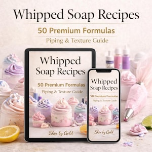 Puede incluir: Una imagen con una tableta y un teléfono inteligente que muestran el texto "Whipped Soap Recipes" con "50 Premium Formulas" y "Piping & Texture Guide". El fondo incluye botes de jabón batido colorido, mangas pasteleras y un limón.