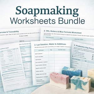Può includere: Un pacchetto di fogli di lavoro per la produzione di sapone con il titolo "Soapmaking Worksheets Bundle". I fogli di lavoro includono sezioni per la panoramica del lotto, oli, soluzione di liscivia e una lista di controllo del giorno di produzione. Diverse saponette colorate sono in primo piano.