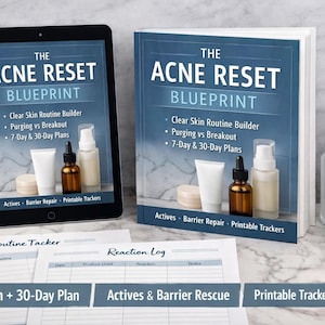 Könnte beinhalten: Ein Tablet und ein Buch mit dem Titel "The Acne Reset Blueprint" mit Hautpflegeprodukten. Das Buch und das Tablet zeigen den Titel in weißem Text auf blauem Hintergrund. Das Buch enthält den Text "Clear Skin Routine Builder" und "7-Day & 30-Day Plans".