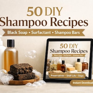 Puede incluir: Una imagen que promociona 50 recetas de champú DIY. La imagen presenta una tableta que muestra el texto "50 DIY Shampoo Recipes", junto con botellas, barras de champú y burbujas. El texto en la tableta también incluye "Black Soap, Surfactant, Shampoo Bars".