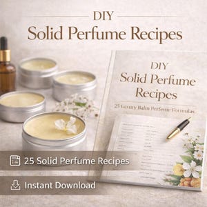 Może przedstawiać: Obraz książki z przepisami na perfumy w sztyfcie DIY z kilkoma małymi, srebrnymi pojemnikami wypełnionymi kremowym, żółtym balsamem. Widoczna jest również mała szklana butelka i długopis. Książka głosi "DIY Solid Perfume Recipes".