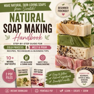 Può includere: Un manuale digitale intitolato Natural Soap Making con testo su ricette a processo a freddo e melt and pour, calcolatori di soda e consigli di sicurezza. La copertina mostra quattro barre di sapone artigianale impilate con inclusioni botaniche.