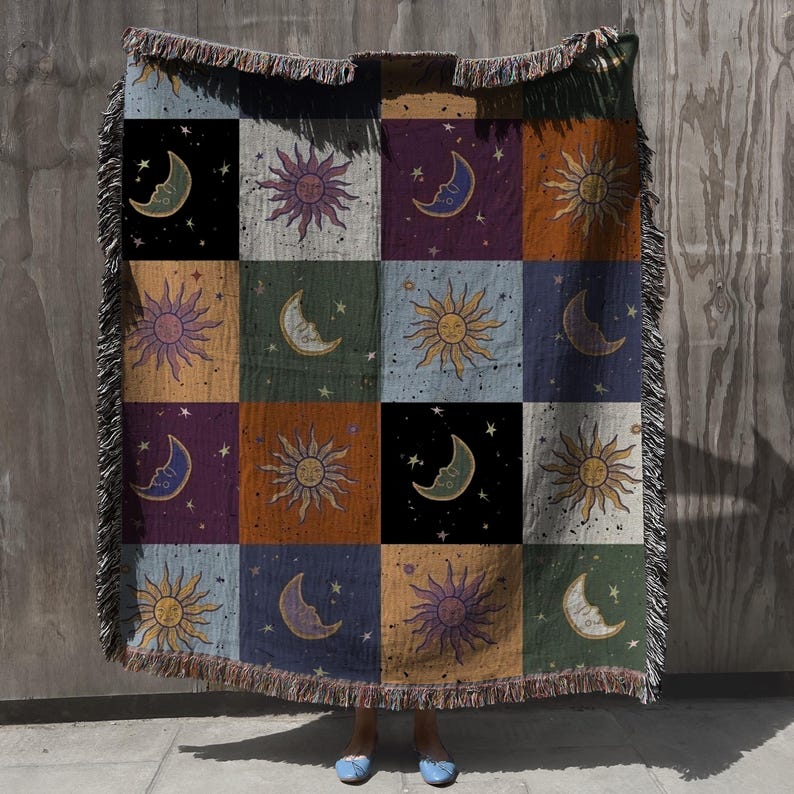 Boho Sonne und Mond gewebte Decke - Himmlische Schachbrett-Decke, Vintage Astrologie-inspirierte Wandteppich, gemütliches Boho Home Decor Geschenk Bild 1