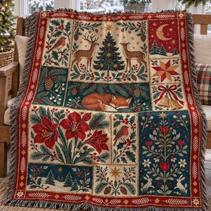 Puede incluir: Una manta tejida con un diseño navideño de varios paneles que incluye ciervos, un zorro, pájaros, flores de amarilis y pinos. La tela estilo tapiz muestra una rica paleta de colores rojo intenso, verde bosque y crema con bordes deshilachados.