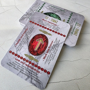 Può includere: Un mazzo di carte oracolo con sfondo marmorizzato. Le carte presentano testi su salute, amore e lavoro, con un design centrale a pietra preziosa rossa. Le carte sono utilizzate per la divinazione e la guida spirituale.